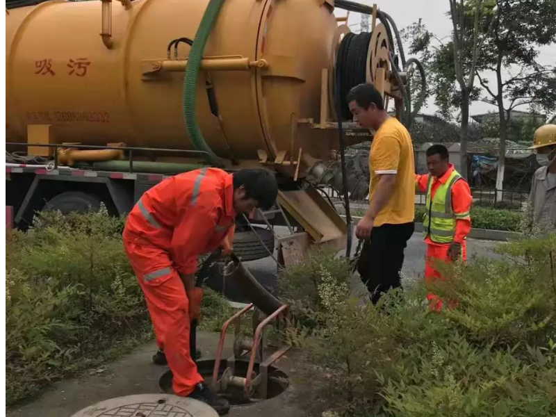 南京瑞金新村阴沟清理现场，瑞金路管道疏通车